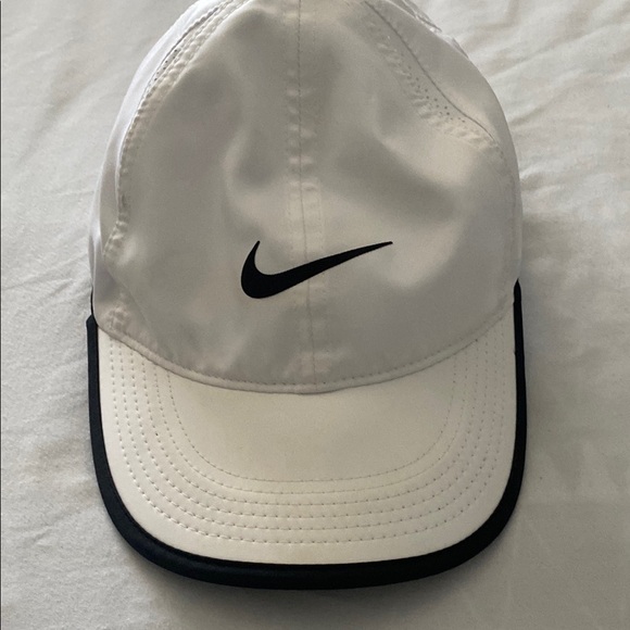 Nike Featherlight Dri-Fit Adjustable White and Black Cap - Picture 1 of 5